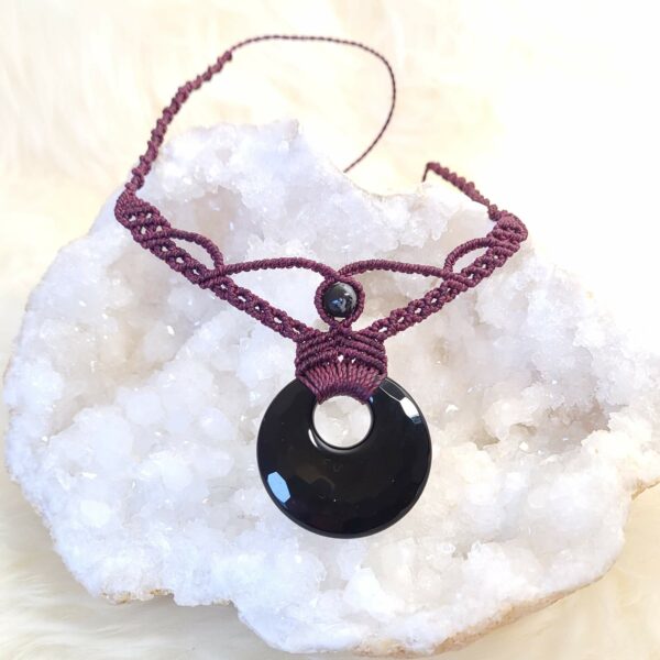 Collier agate noire facettée avec une perle d'obsidienne neige