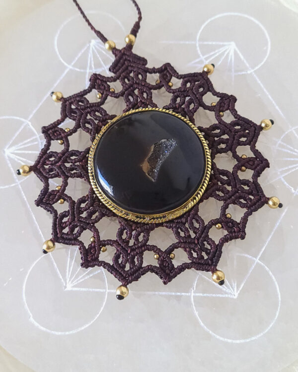 Gros plan sur le mandala d'onyx druzy