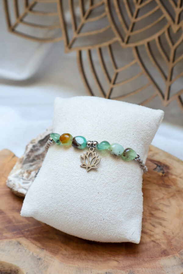 Bracelet aux perles de chrysoprase et symbole lotus