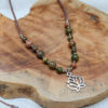 Collier perles d'unakite et pendentif lotus