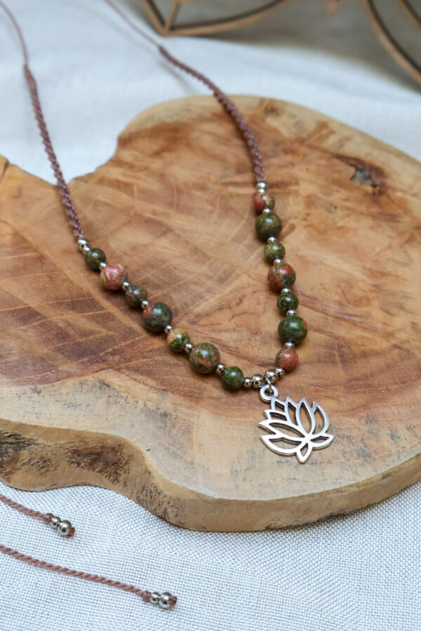 Collier perles d'unakite et pendentif lotus