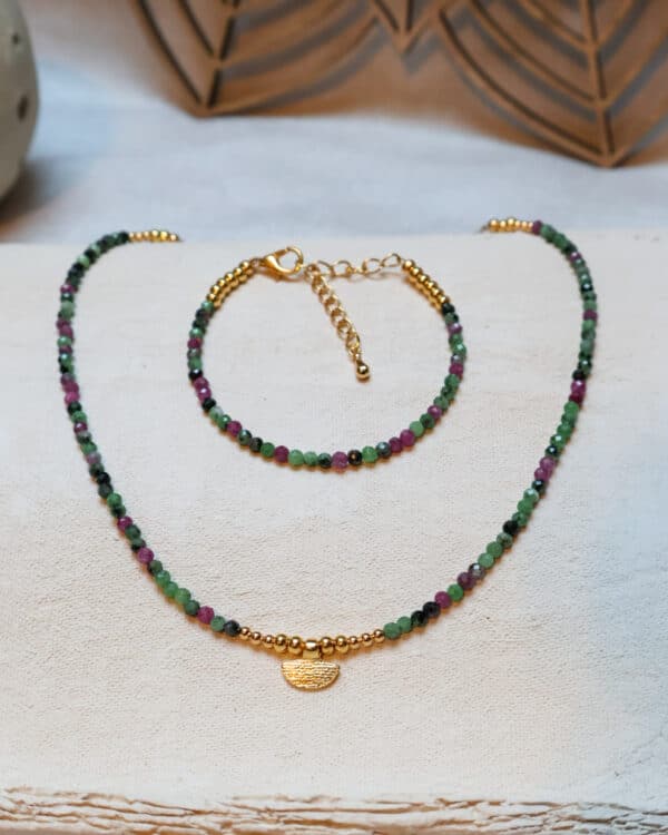 Ensemble collier et bracelet en perles facettées de rubis zoïsite