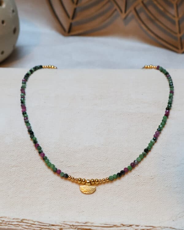 Collier en perles facettées de rubis zoisite