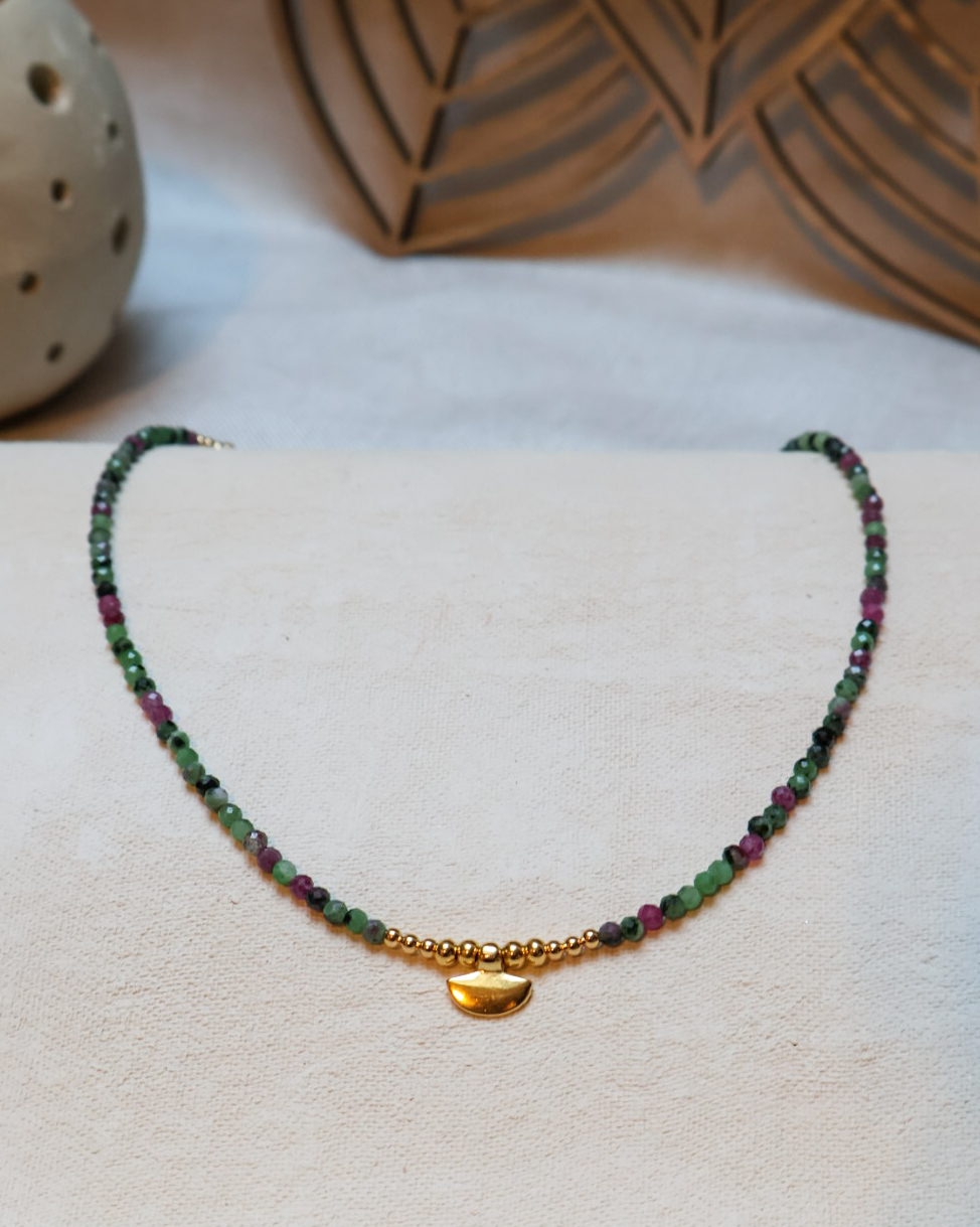 Collier en perles facettées de rubis zoisite