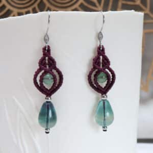 Boucles d'oreille Lacrima en fluorite, tissage couleur aubergine