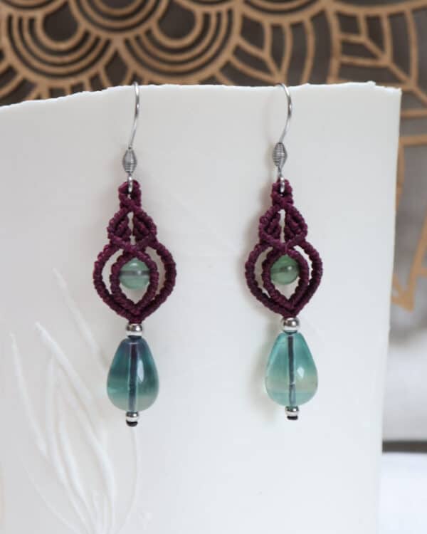 Boucles d'oreille Lacrima en fluorite, tissage couleur aubergine