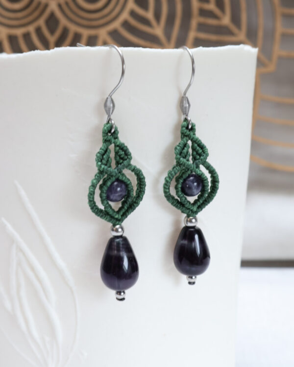 Boucles d'oreille Lacrima en fluorite, tissage couleur vert sapin