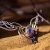 Zoom sur l'améthyste du collier Marita de Sacrés Noeuds