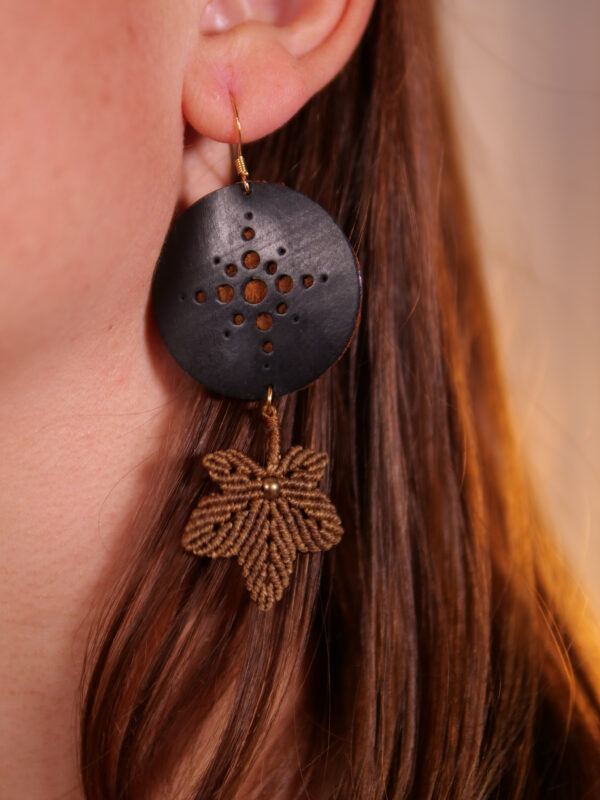 Boucles d'oreille upcyclées asymétriques – Image 2
