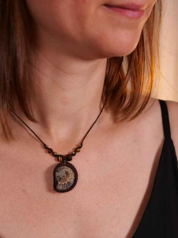 Nammu - Collier ammonite et œil de tigre – Image 2