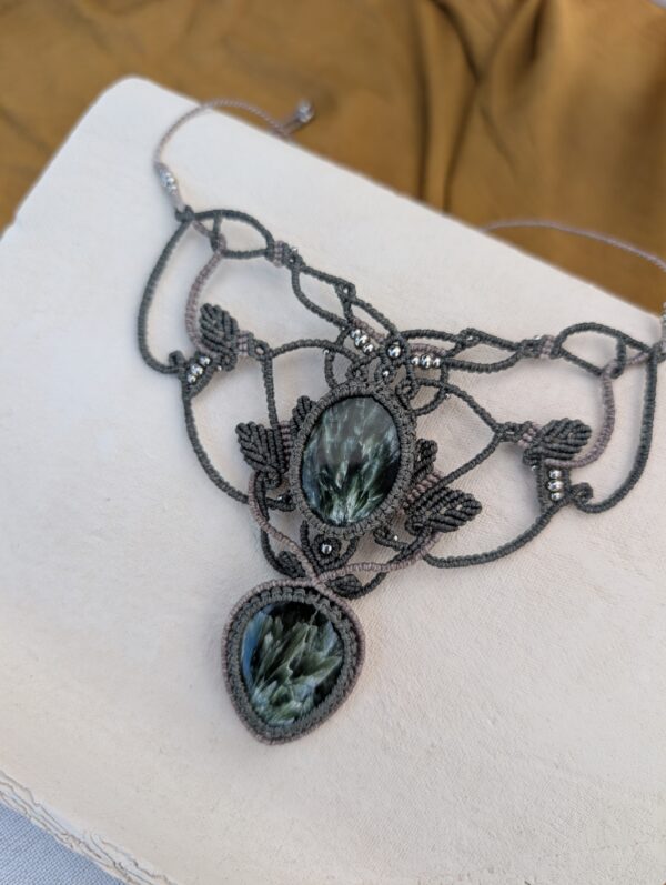 Collier plastron séraphinite