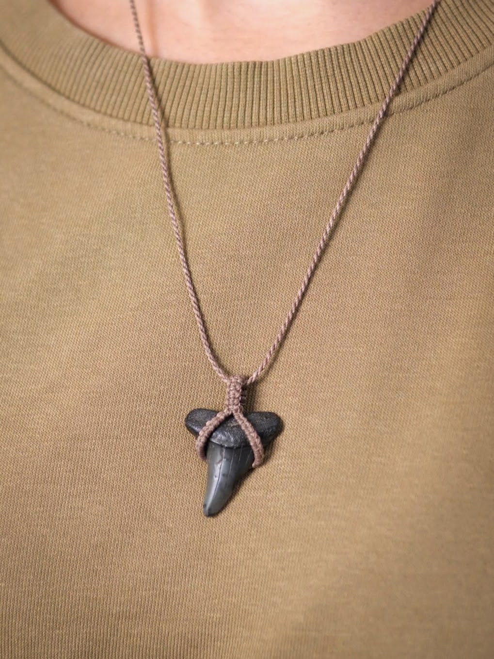 Kéan - Pendentif en dent de requin fossilisée – Image 2